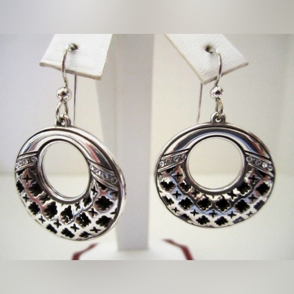 Elegant Silver and Black Pendant Necklace - Picture 5 of 9